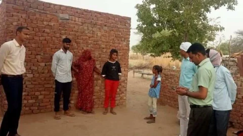 भंवरी देवी बोली : ‘‘कलेक्टर साहिबा घर में लाइट नहीं है, बच्चे टॉर्च की लाइट में पढ़ने को मजबूर हैं‘‘