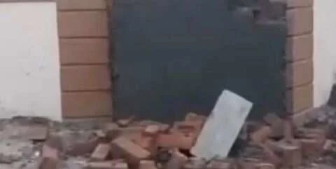 आरओबी के शिलान्यास पट्ट की दीवार को असामाजिक तत्वों ने तोडा