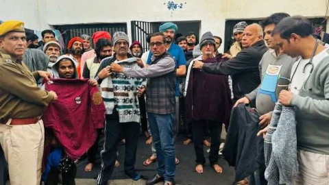 सर्दी से बचाव हेतु फतेहपुर उप कारागृह गर्म वस्त्र का वितरण