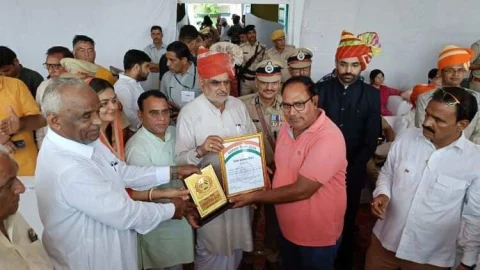 उल्लेखनीय उपलब्धि के लिए पत्रकार बाबूलाल सैनी हुए जिला स्तरीय स्वतंत्रता दिवस समारोह में सम्मानित