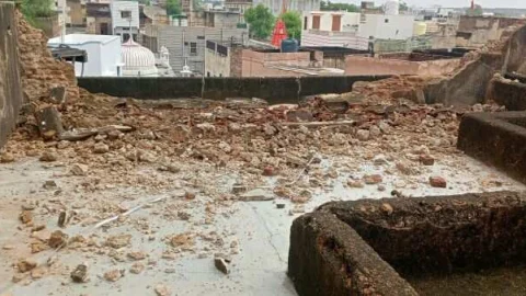 तेज बारिश से 100 साल पुरानी हवेली की दीवार गिरी , बड़ा हादसा टला