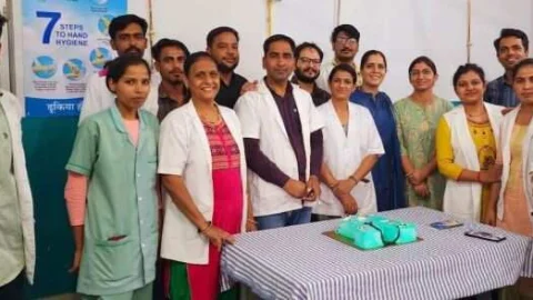 ढूकिया हॉस्पीटल झुन्झुनू में केक काटकर नर्सेज दिवस मनाया