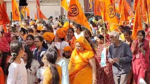 अयोध्या में श्री रामलला की मूर्ति स्थापना को लेकर निकाली भगवा रैली