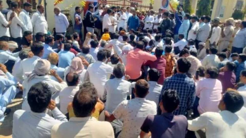 Breaking Live : सैनी समाज की नाबालिगा के मामले को लेकर थाने का किया घेराव