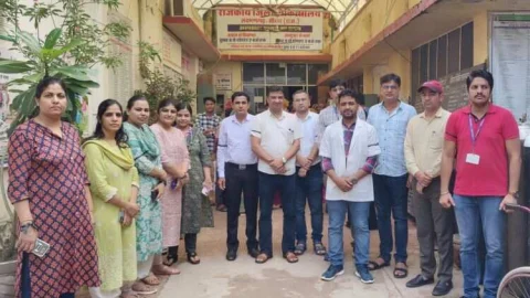 चिकित्सकों ने काली पट्टी बांध कर जताया विरोध