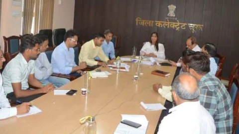 अधिकारी अवलोकन करें और ओवरचार्जिंग वाले आधार ऑपरेटरों पर करें कार्रवाई – जिला कलक्टर