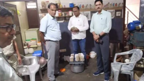 मिलावट की आशंका के मध्येनजर प्रतिष्ठानों से मिठाईयों के लिए सैंपल