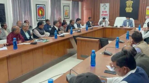 जिला कलेक्टर ने ली साप्ताहिक समीक्षा बैठक
