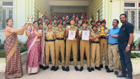 पीरामल गर्ल्स सीबीएसई स्कूल की छात्राओं ने प्रथम वर्ष में ही NCC वार्षिक प्रशिक्षण शिविर में मारी बाज़ी