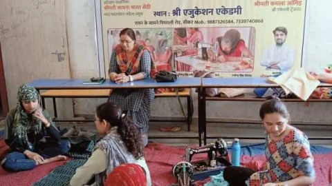 इंदिरा महिला शक्ति केंद्र प्रबंधक द्वारा स्वरोजगार प्रशिक्षण शिविर का किया अवलोकन