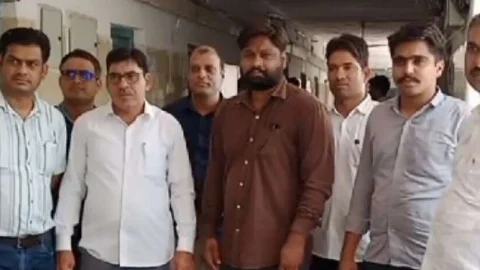 कर्मचारियों ने कंडम कलेक्ट्रेट में बैठने से किया इंकार