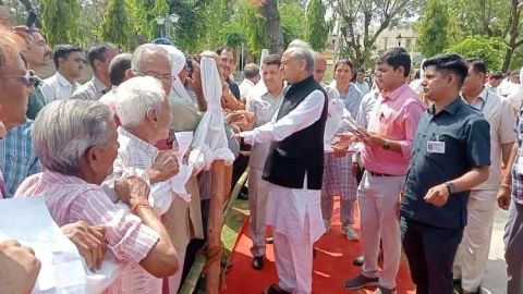 मुख्यमंत्री ने जनसुनवाई में सुनी आमजन की समस्याएं