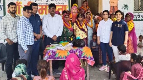 जिला शिक्षा अधिकारी व जिला ब्रांड अम्बेसडर ने श्रमिक दिवस पर किया महिला श्रमिकों को सम्मानित