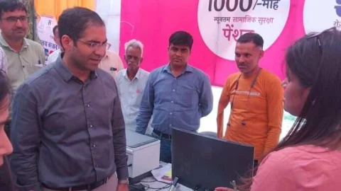 जिला कलेक्टर ने मंहगाई राहत शिविर का किया निरीक्षण