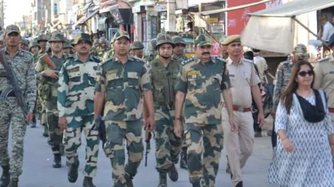 जिला कलेक्टर एवं पुलिस अधीक्षक की अगुवाई में जिला मुख्यालय पर निकाला फ्लैग मार्च