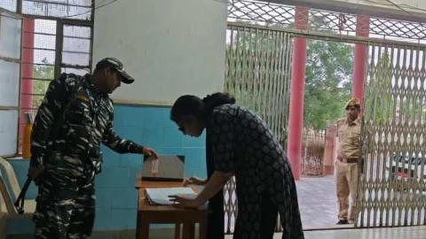 जिला निर्वाचन अधिकारी ने ईवीएम स्ट्रांग रूम का लिया जायजा