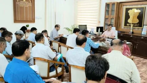 कलक्टर ने दुखियारी माँ की सुनी पुकार बेटे की पेंशन शुरू करने के निर्देश दिए