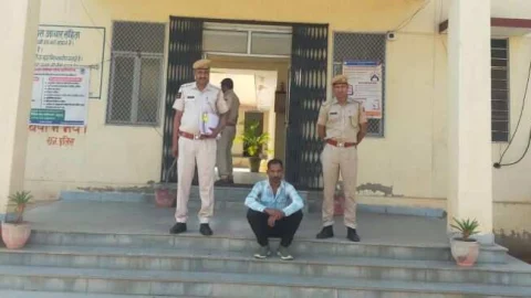 महिला के साथ छेड़छाड़ व मारपीट के मामले में फरार आरोपी गिरफ्तार