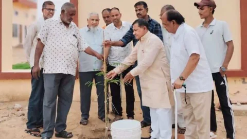 महान वैज्ञानिक व पूर्व राष्ट्रपति डॉ अब्दुल कलाम की पुण्यतिथि पर पौधरोपण किया