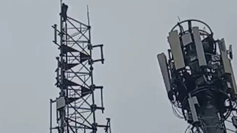 टावर पर चढ़ने वाले युवक के खिलाफ मामला दर्ज