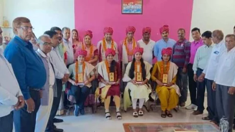 शेखावाटी विश्वविद्यालय में गोल्ड मेडल प्राप्त करने वाली समाज की छात्राओं का किया सम्मान