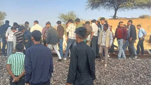 ट्रेन के नीचे आने से एक महिला की मौत