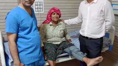 ढूकिया हॉस्पिटल में सजना देवी का हुआ कैशलेस सफल घुटना प्रत्यारोपण