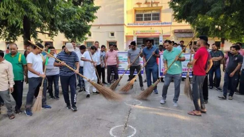 जिला कलक्टर ने झाड़ू लगाकर की स्वच्छता ही सेवा अभियान की शुरुआत