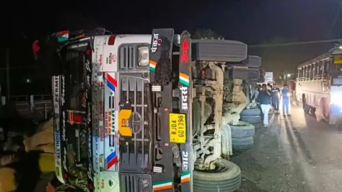 मेगा हाईवे पर अचानक पलटा ट्रक, पिकअप को बचाते समय हुआ हादसा