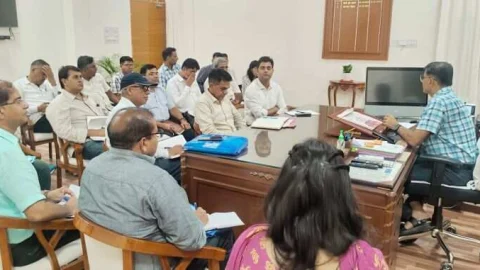 अधिकारी समस्याओं देख कर अनदेखा न करे समस्याओं का समाधान करें – कलक्टर