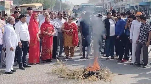 चापटिया तलाई की समस्या को लेकर भोजलाई बास के लोगों ने किया प्रदर्शन