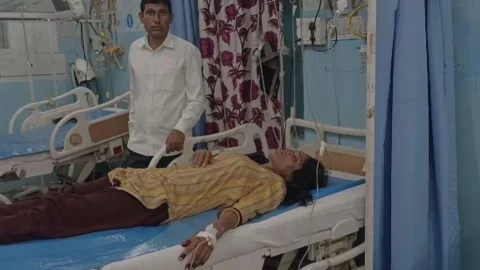 दो कारों की भिड़ंत में शिक्षक दंपति सहित पांच घायल