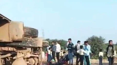 गाय आगे आने से पलटी निजी स्कूल की बस