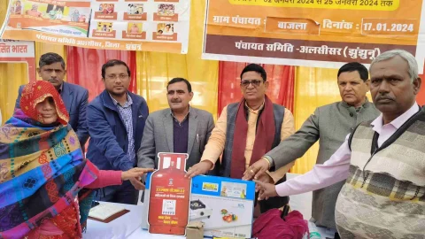 ढूकिया ने दी लाभार्थियों को ’’मोदी की गारंटी’’ वाली जन कल्याणकारी योजनाओं की जानकारी