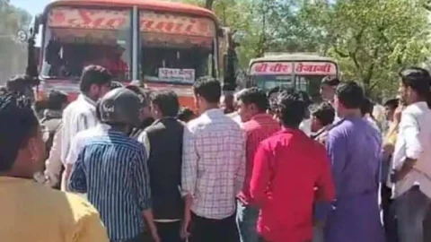 बस पर बदमाशों ने किया हमला, बोलेरो से बस को टक्कर मारी