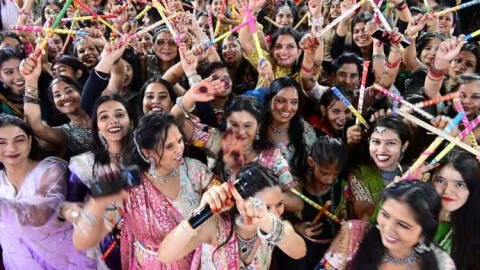 डांडिया नाइट्स 0.1 में डांडिया की झंकार पर सैंकड़ों महिलाएं झुम उठीं