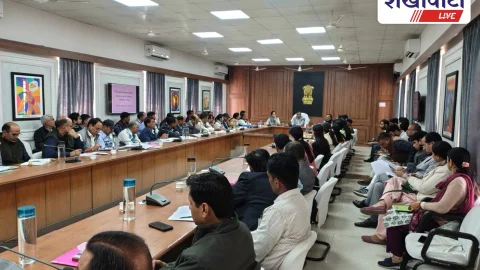 कलेक्टर की साप्ताहिक बैठक में फ्लैगशिप योजनाओं पर जोर