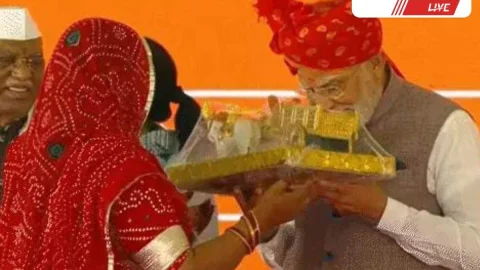 बीकानेर में मोदी ने दिखाई 103 स्टेशनों को हरी झंडी