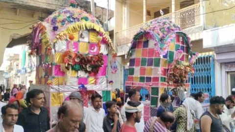 मोहर्रम पर मातमी धुनों के बीच निकाले ताजिये