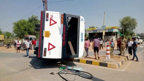 पिकअप को बचाने के चक्कर में रोडवेज बस ट्रोला से टकराईं