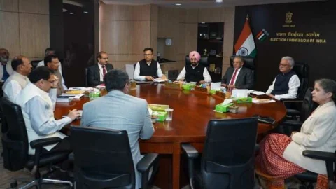 चुनाव आयोग ईपीआईसी को आधार से जोड़ने के लिए कार्रवाई करेगा