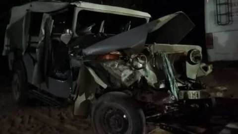 गिट्टी से भरे ट्रक ने जीप को मारी टक्कर