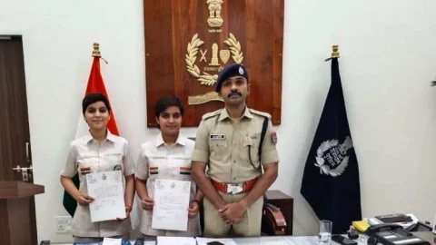 जिला पुलिस अधीक्षक ने अंकिता व निकिता क्यामसरिया को किया सम्मानित