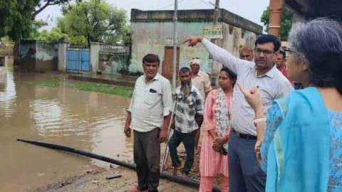 जिला कलक्टर ने किया जलभराव क्षेत्रों का दौरा, अधिकारियों को दिए आवश्यक दिशा-निर्देश