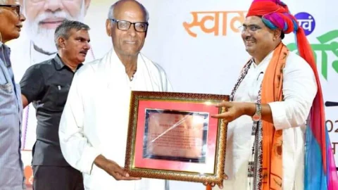 मुख्यमंत्री ने दांतारामगढ़ के दीपचंद शर्मा को लोकतंत्र सेनानी सम्मान से विभूषित किया