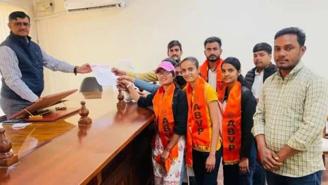 गर्ल्स कॉलेज की एबीवीपी छात्राओं ने कलेक्ट्रेट तक निकाली आक्रोश रैली