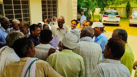 बिजली कटौती से गुस्साए किसानों ने सहायक अभियंता कार्यालय चनाना पर प्रदर्शन