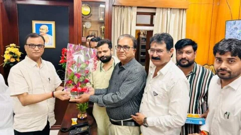 कल्याण धाम की तरफ से जिला कलेक्टर शर्मा का किया सम्मान