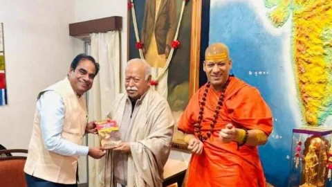 शेखावाटी विश्वविद्यालय के कुलपति प्रो. राय ने डॉ. मोहन भागवत को भेंट की पुस्तक