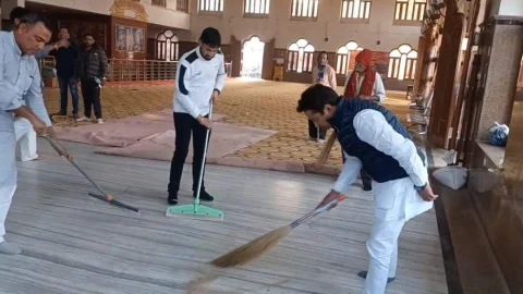 सांसद राहुल कस्वां ने बालाजी मंदिर में किया श्रमदान